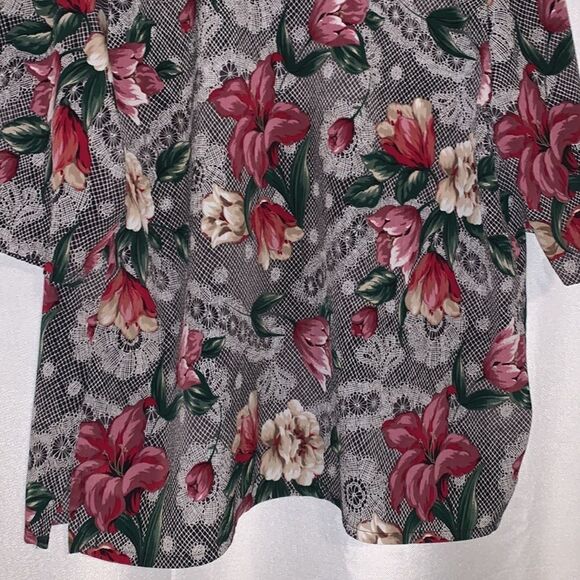 VGT abstract flower print button down top. Size 16 - Picture 10 of 13
